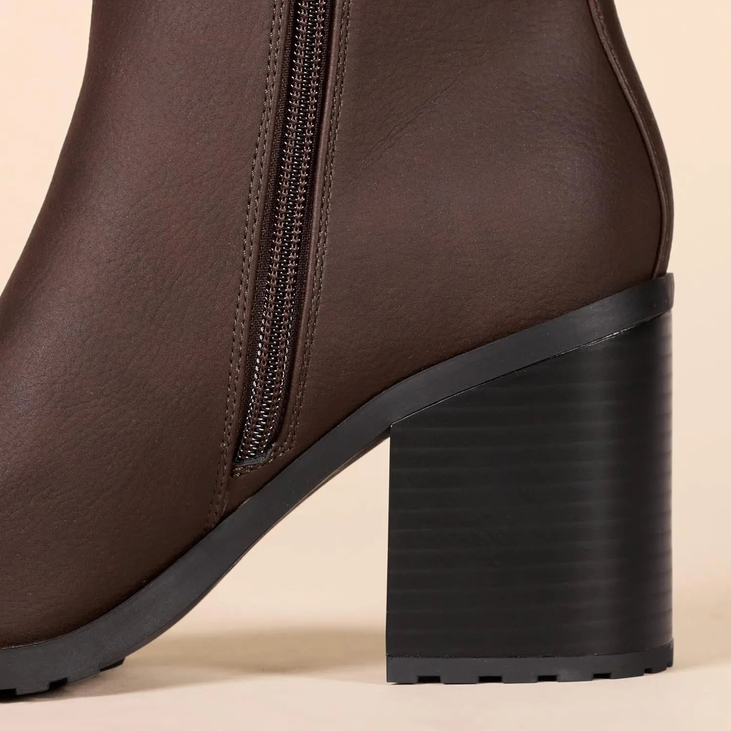 Amazon Essentials Women's Heeled Chelsea Boot