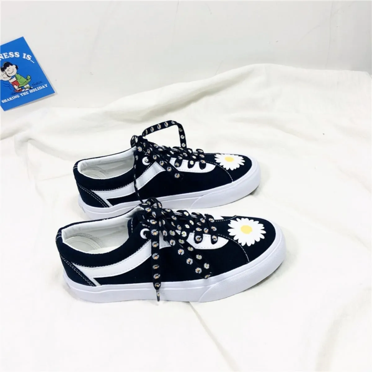 Daisy Print Canvas Sneakers for Women Cute Black & White Lace-Up Flats with Flower Pattern Casual Vulcanized Shoes for Spring & Summer Anti-Slip Canvas for Girls Back to School