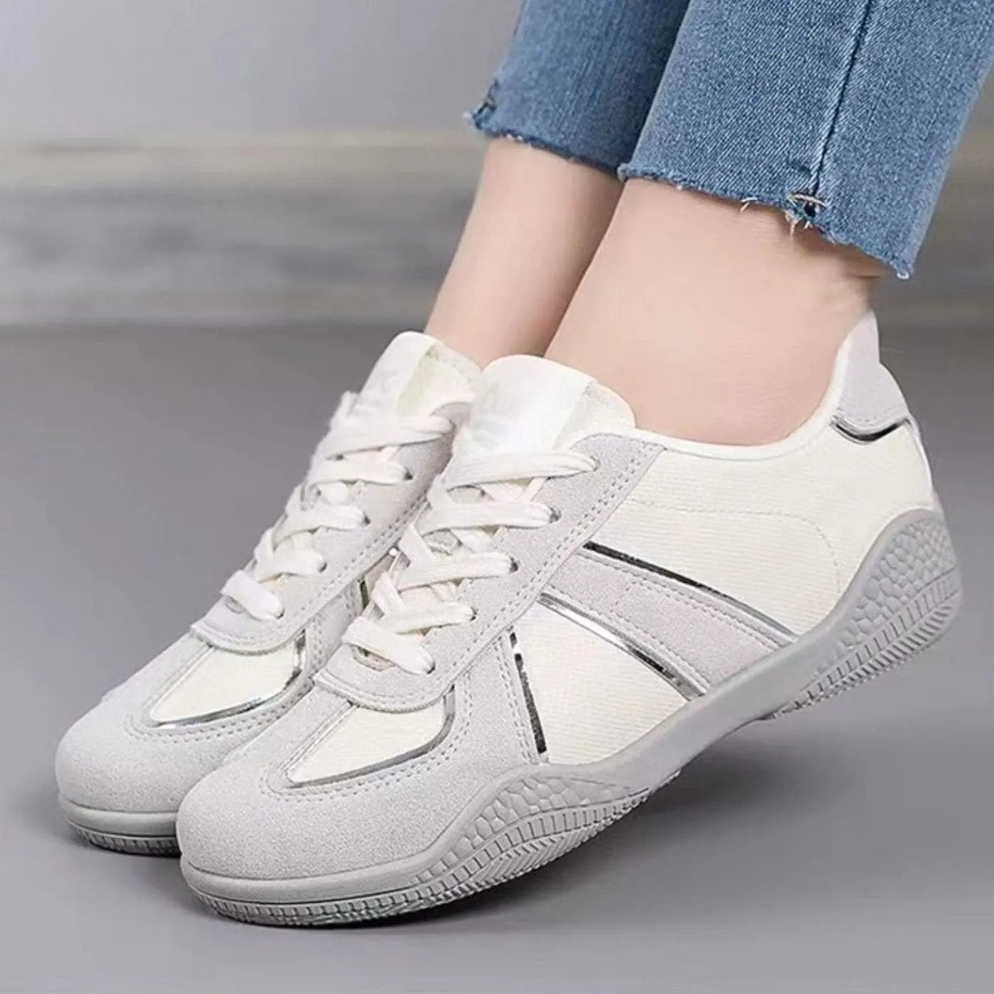 Retro Tennis Shoes for Women & Girls Anti-Slip Lace Up Sneakers Lightweight Casual Walking Shoes